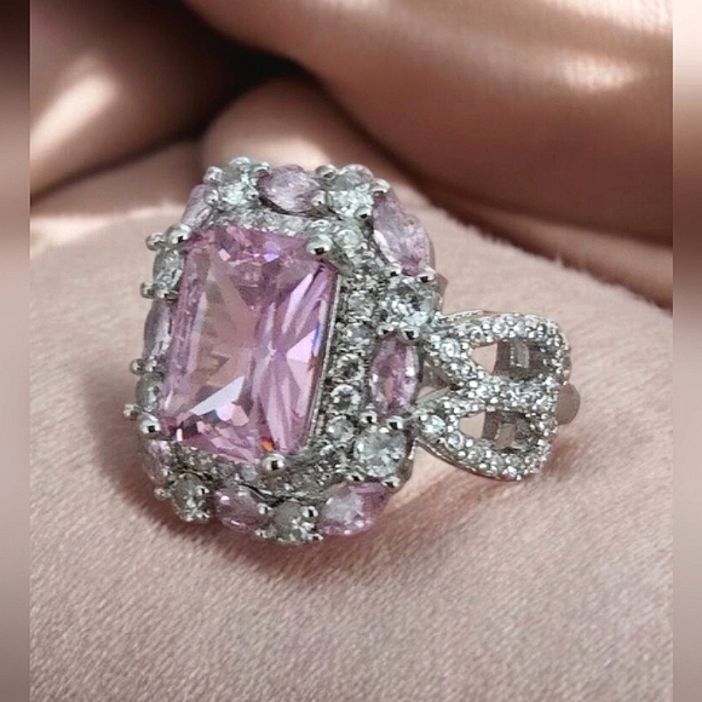 Glamorous Silver-Tone Cocktail Ring with Radiant Pink Center Stone – Size 5.75